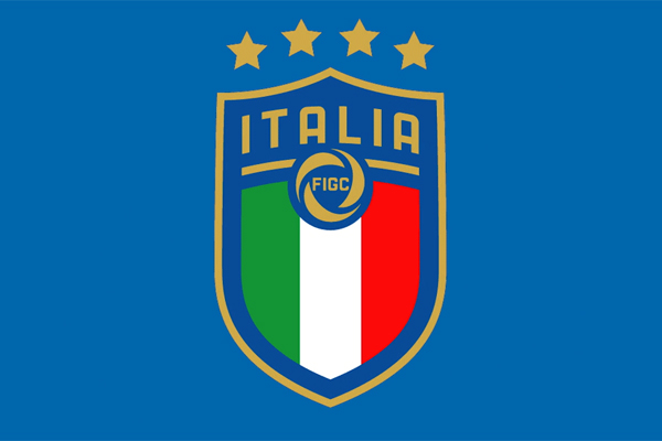 Logotipo da Federação Italiana de Futebol (FIGC) com elementos que remetem a patrocínios de apostas.