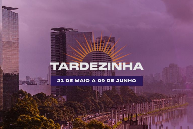 Jogadores em uma mesa de poker durante um torneio no H2 Sports Bar & Poker