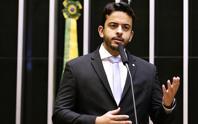 Ilustração de balança de justiça com símbolos de apostas e hospitais, representando a proposta de destinar fundos de bets para Santas Casas.