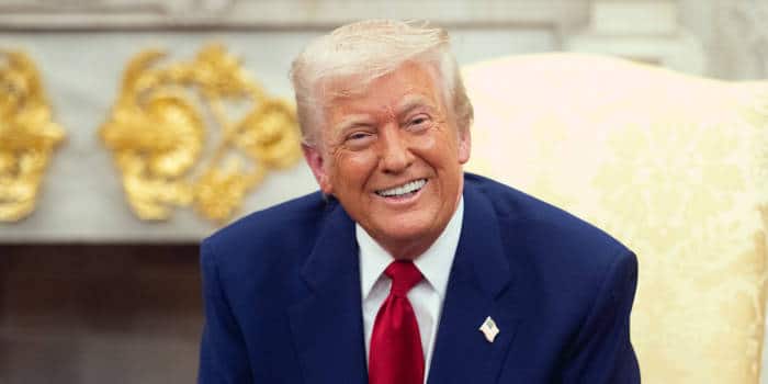 Donald Trump gesticulando em um pódio, com o logotipo da CFTC (Commodity Futures Trading Commission) desfocado ao fundo, simbolizando a discussão sobre regulação de mercados.