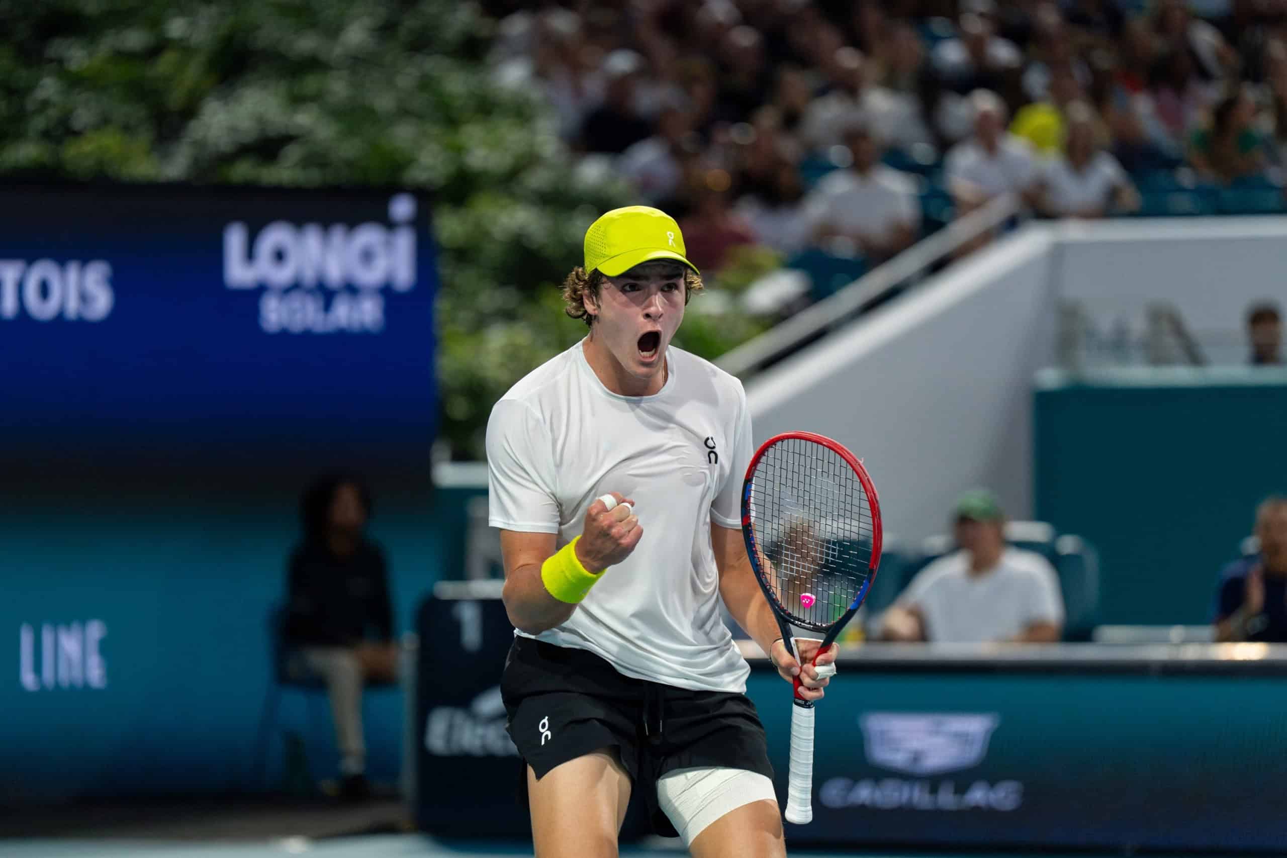 João Fonseca em ação durante uma partida de tênis em Roland Garros