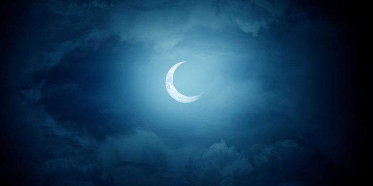 Calendário de maio de 2026 exibindo as fases da Lua, com a Lua Crescente em destaque no dia 30.