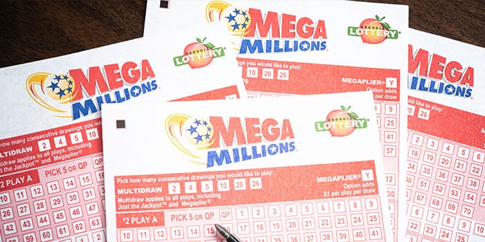 Bolas de loteria do Mega Millions e letreiro mostrando o valor do jackpot de US$ 331 milhões
