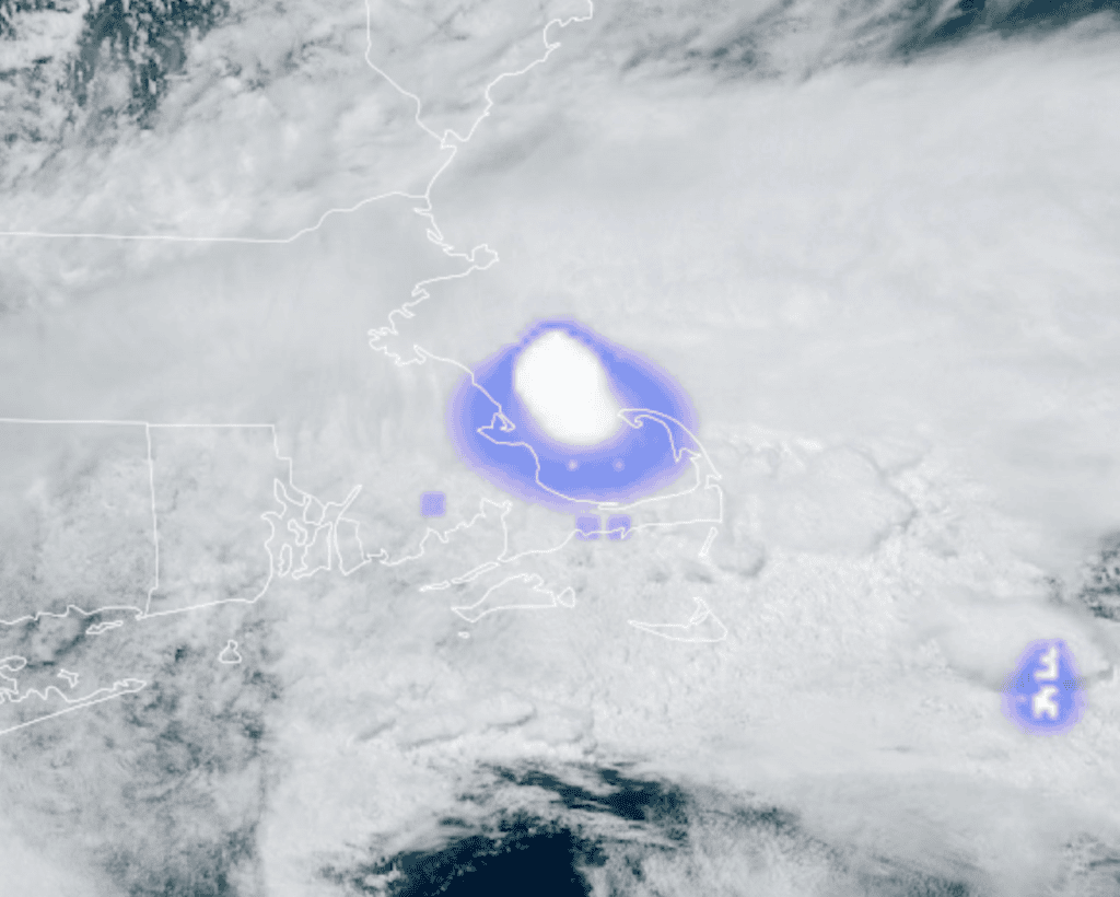 Imagem de satélite mostrando a explosão de um meteoro sobre a região nordeste dos Estados Unidos