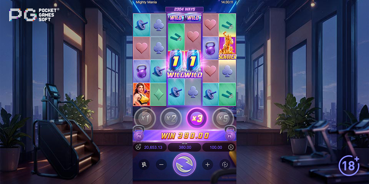 Captura de tela do jogo Mighty Mania da PG Soft, mostrando uma competição de fisiculturismo e símbolos de slot.