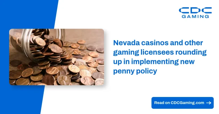 Pilha de moedas de um centavo e uma ficha de cassino, simbolizando a mudança nas políticas de troco em Nevada.