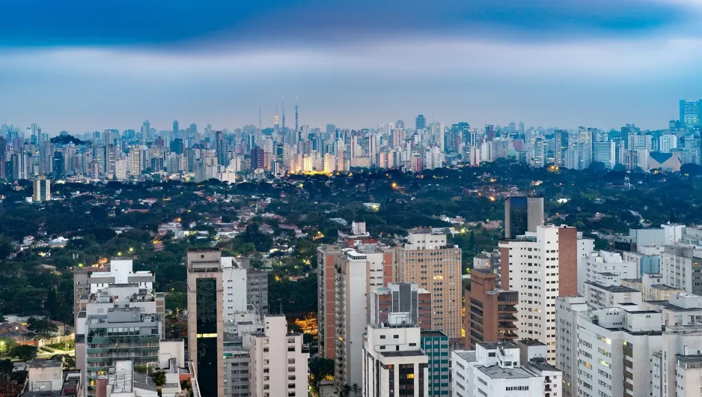 Gráfico representando o fluxo de criptomoedas com ícones de segurança e dinheiro, sobreposto a um mapa do Brasil.