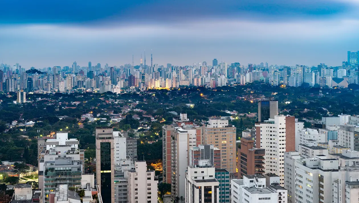 Gráfico representando o fluxo de criptomoedas com ícones de segurança e dinheiro, sobreposto a um mapa do Brasil.