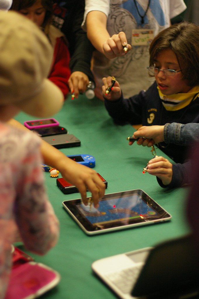 Mulheres jogando poker em evento da AMIG no H2 Club com decoração de Copa do Mundo