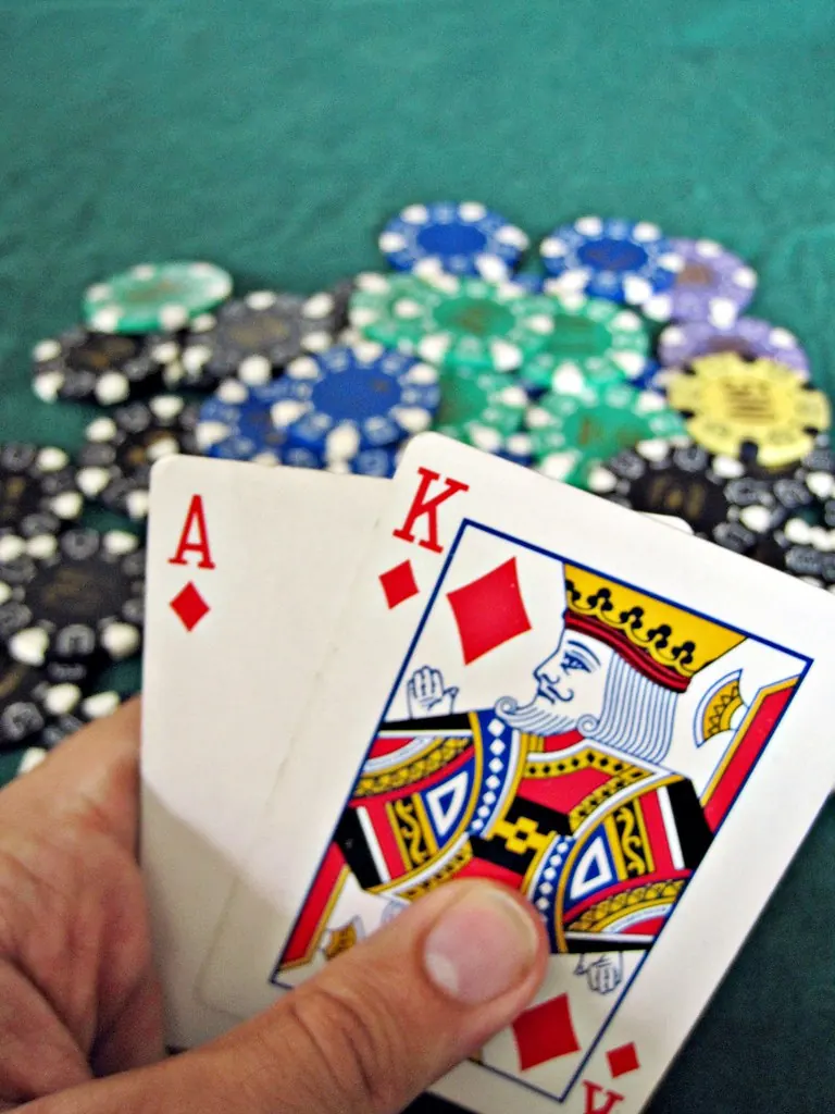 Mãos segurando um smartphone com um jogo de cassino, destacando a importância da avaliação cuidadosa de bônus.