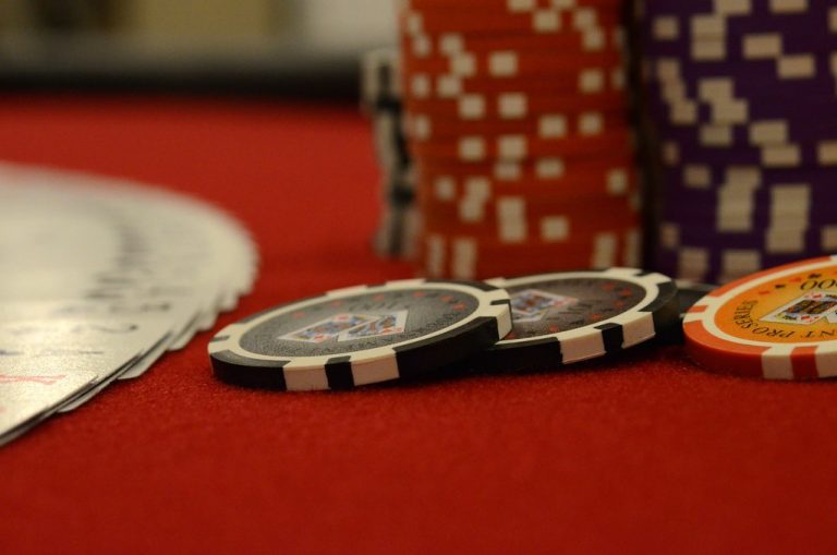 Ilustração de uma lupa avaliando ícones de cassino e segurança online, representando a busca pelo "best safecasinocompare".