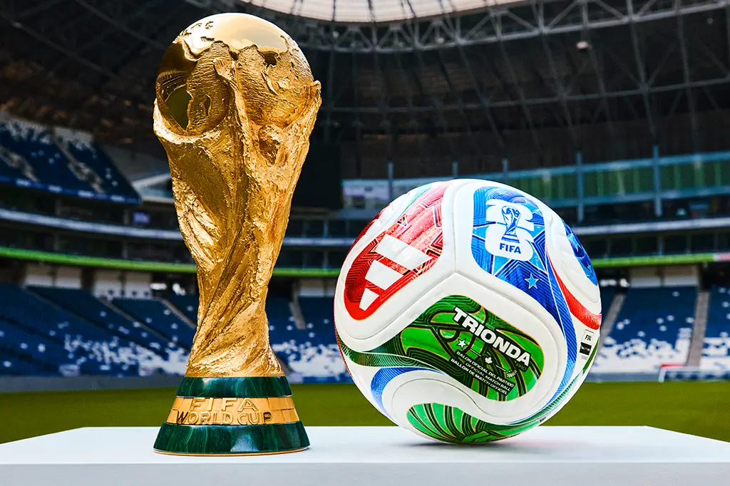 Gráficos de apostas esportivas de uma Copa do Mundo em uma tela de computador, com símbolos de dinheiro e bandeiras de países.