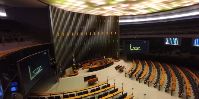 Deputados brasileiros em reunião, discutindo a legislação sobre jogos de azar online, com documentos e anotações.