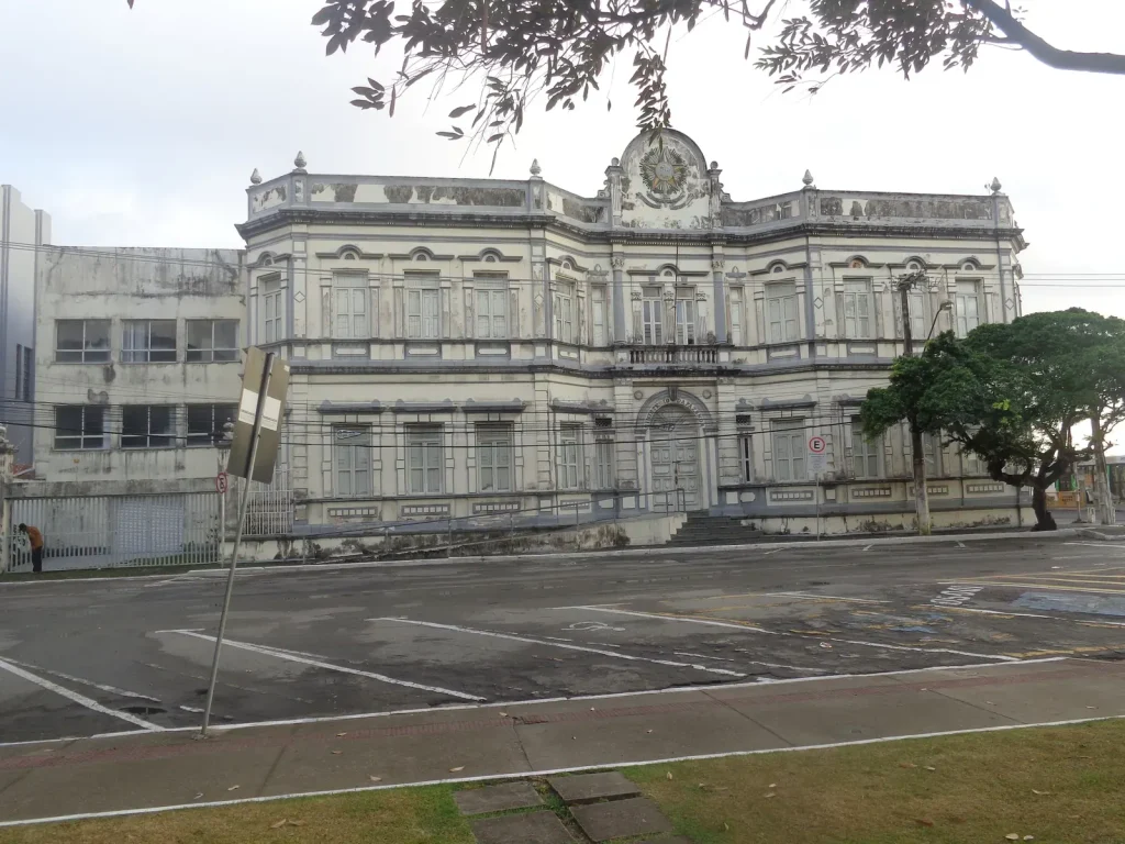 Representação visual da fiscalização de transações financeiras relacionadas a jogos de azar, com o Ministério da Fazenda ao fundo.