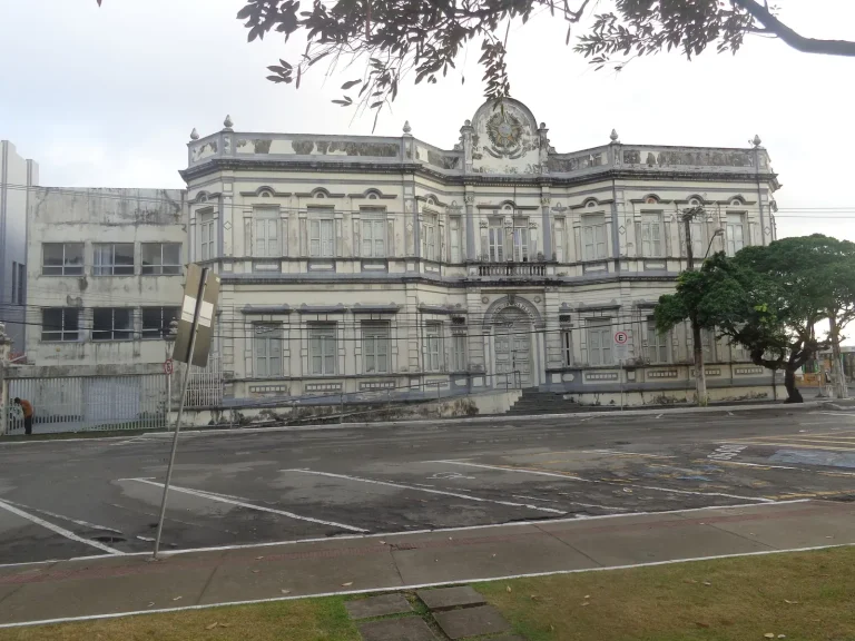 Representação visual da fiscalização de transações financeiras relacionadas a jogos de azar, com o Ministério da Fazenda ao fundo.
