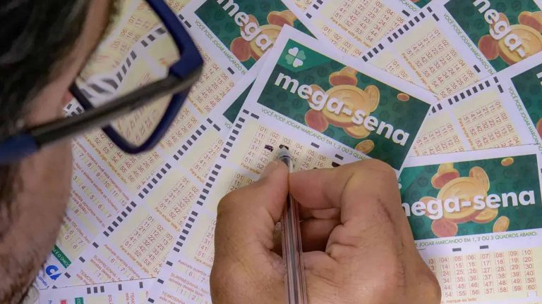 Bilhetes da Mega-Sena com a bandeira do Brasil ao fundo, simbolizando o prêmio de 32 milhões de reais.