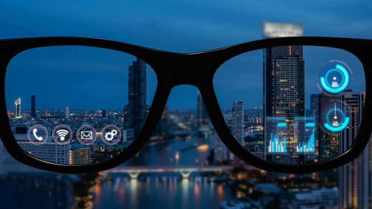 Um mock-up futurista de óculos inteligentes da Apple, exibindo elementos de realidade aumentada sobre uma paisagem urbana.