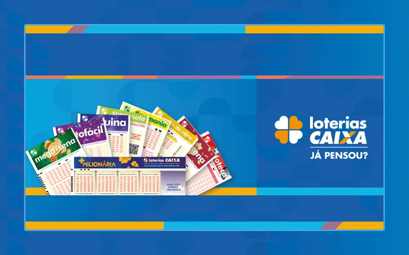Bolas de loteria com números e um bilhete de aposta da Caixa ao fundo, simbolizando os sorteios sem alterações.