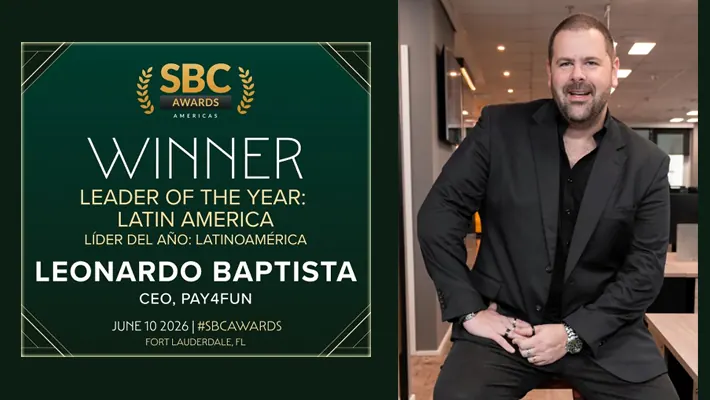 Leonardo Baptista, CEO da Pay4Fun, recebendo o prêmio de Líder do Ano na América Latina no SBC Awards Americas 2026