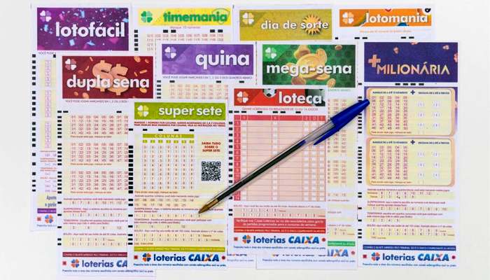 Ilustração de bilhetes de loteria da Caixa com o logo da instituição e pessoas apostando