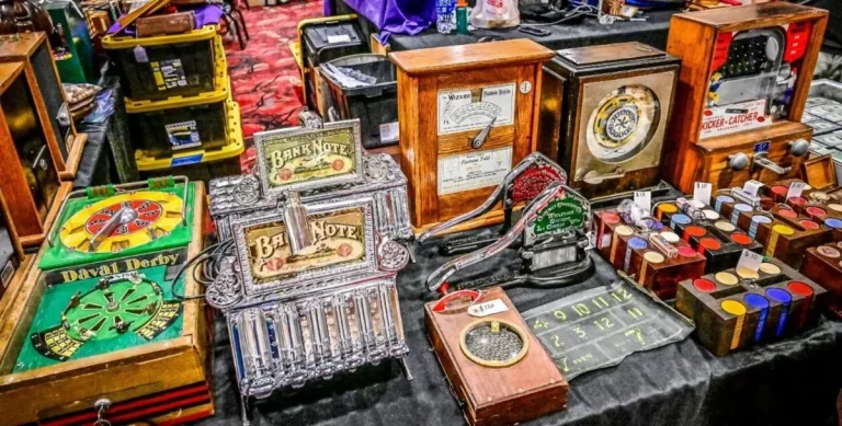 Variedade de colecionáveis de cassino antigos, incluindo fichas coloridas, cartas de baralho desgastadas e um cinzeiro vintage com logo de cassino