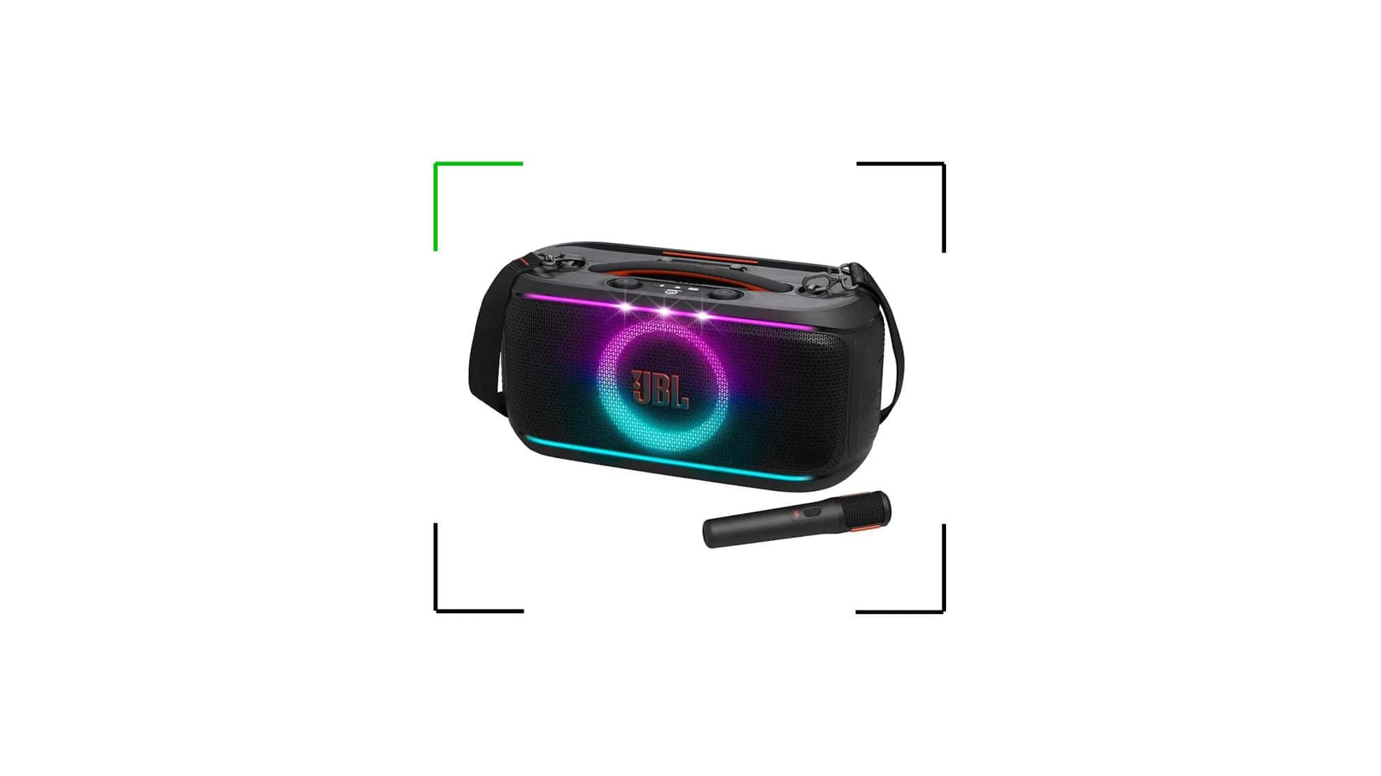 Uma pessoa olhando para o computador com gráficos de orçamento e uma caixa de som Bluetooth ao lado, simbolizando a decisão de compra versus o jogo responsável.