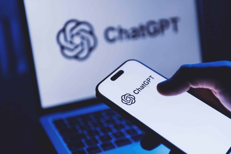 Ilustração de um chatbot ChatGPT com elementos que remetem a programação e negócios, simbolizando a transição para um superaplicativo corporativo.