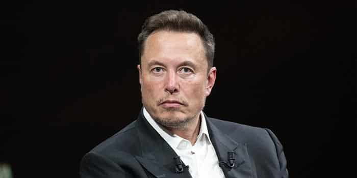 Elon Musk em um ambiente judicial, possivelmente prestando depoimento ou em audiência.