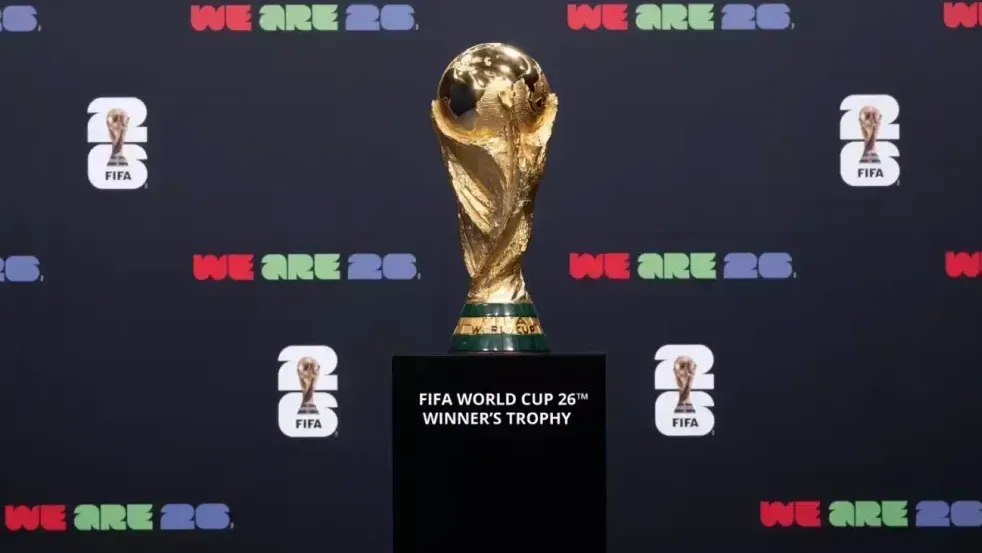 Uma pessoa verifica um site de apostas esportivas em seu smartphone, com elementos gráficos da Copa do Mundo sutilmente ao fundo, ilustrando a busca por plataformas legais.