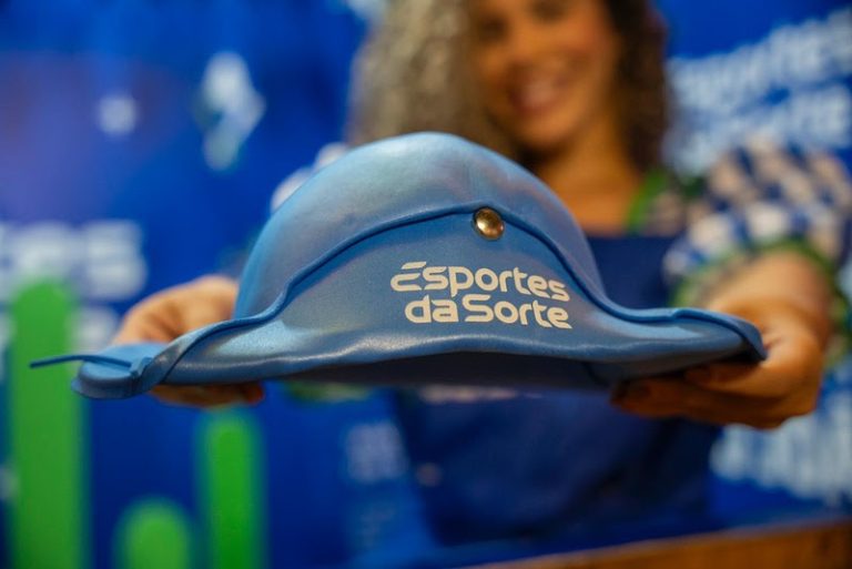 Pessoas em festa junina no Recife com referências visuais da Esportes da Sorte