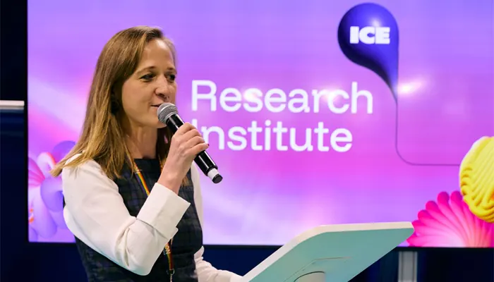Ewa Bakun apresentando sobre pesquisa de iGaming e jogo responsável em um evento da indústria.