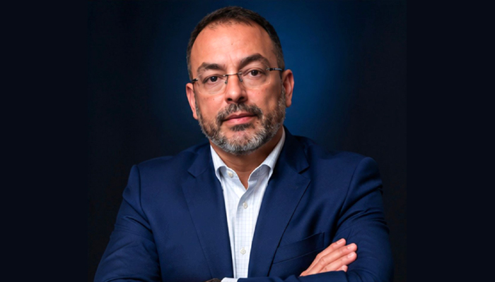 Uma lupa sobre documentos financeiros, simbolizando a transparência e fiscalização no mercado de apostas regulado.