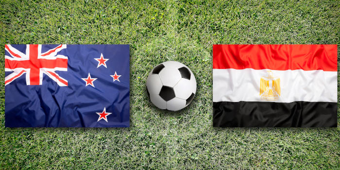 Campo de futebol com a bola ao centro
