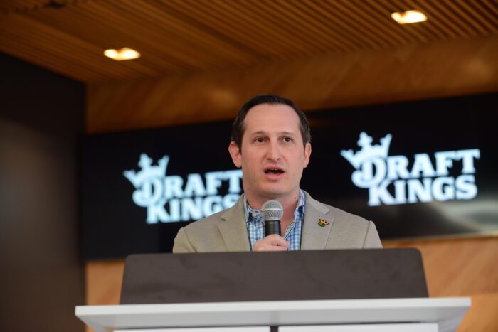 Logotipo da DraftKings com gráficos abstratos representando mercados de previsão