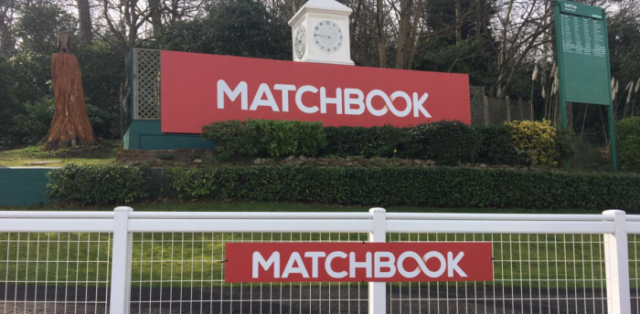 Alex Gowar, novo Chief Growth Officer da Matchbook, em um ambiente corporativo.