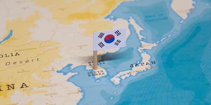 Um cartaz de campanha contra o jogo ilegal na Coreia do Sul, com uma pessoa usando um telefone para fazer uma denúncia.