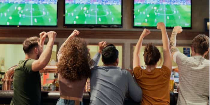 Vista aérea do Estádio SoFi em Los Angeles lotado, com torcedores vibrando durante uma partida de futebol da Copa do Mundo 2026.
