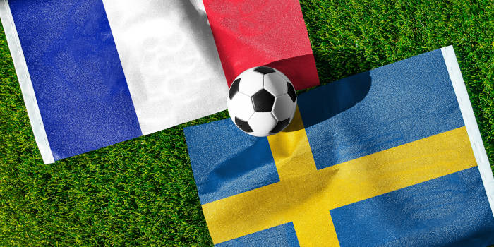 Jogadores da seleção francesa e sueca disputando a bola em partida da Copa do Mundo FIFA 2026.