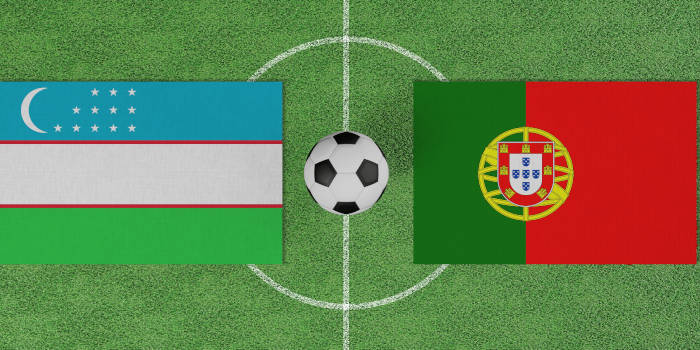 Jogadores de futebol de Portugal e Uzbequistão disputando a bola em partida da Copa do Mundo