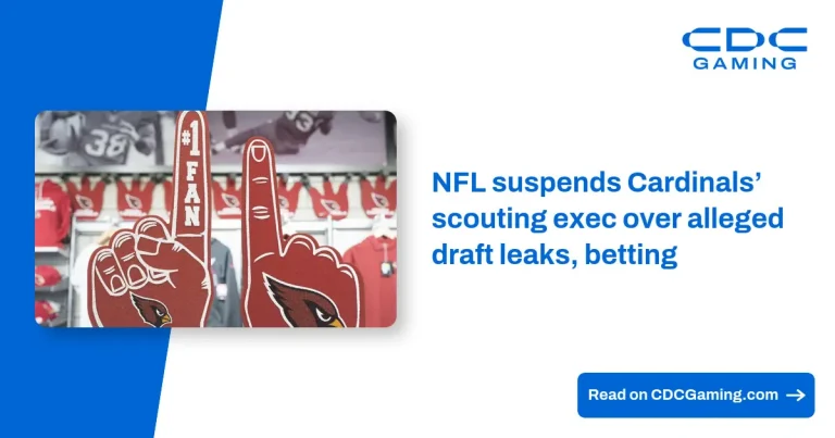Um executivo de scouting de futebol americano com o logotipo da NFL ao fundo, simbolizando a suspensão por violação da política de apostas.