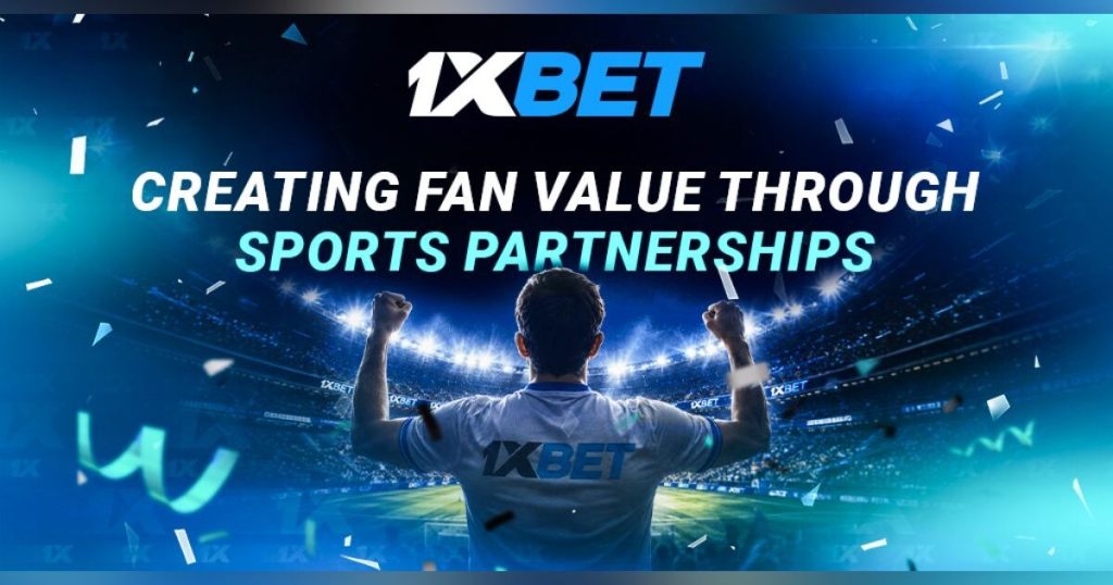 Grupo de fãs de futebol sorrindo e interagindo em um evento patrocinado pela 1xBet, com logotipos da empresa visíveis em segundo plano.