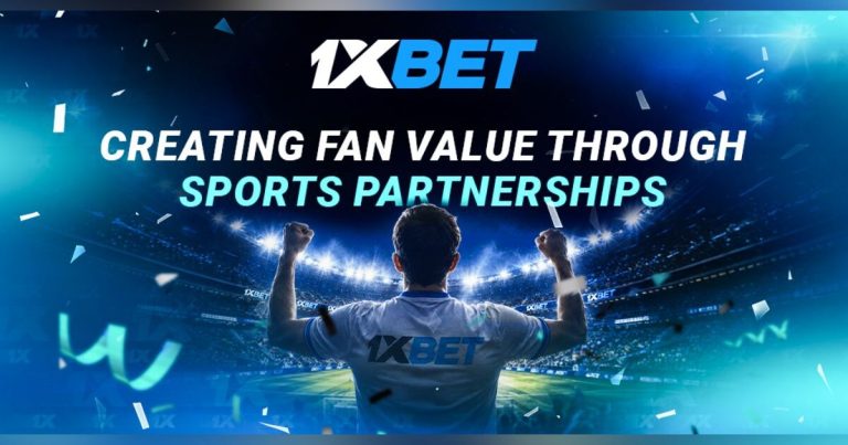 Grupo de fãs de futebol sorrindo e interagindo em um evento patrocinado pela 1xBet, com logotipos da empresa visíveis em segundo plano.