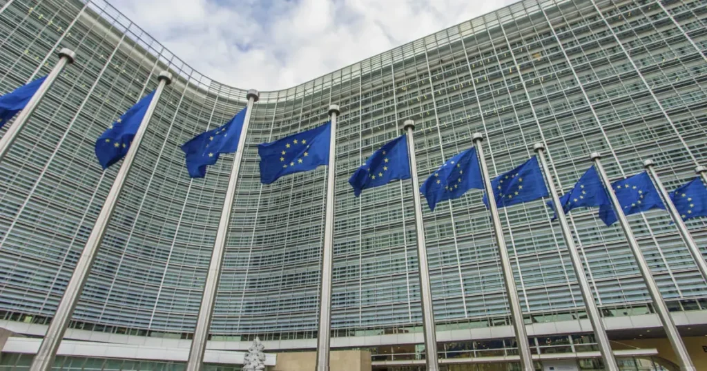 Ilustração conceitual de sanções da União Europeia contra plataformas de criptomoedas, com bandeiras da UE, símbolos de criptomoedas e cadeados representando restrições financeiras