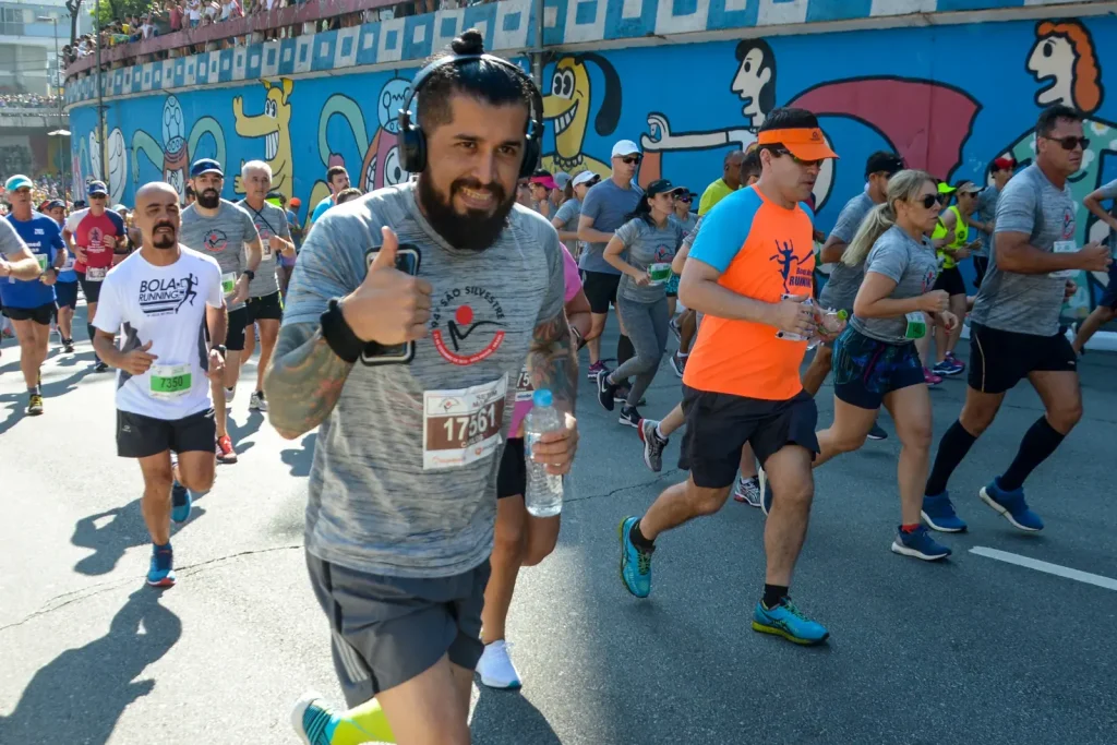 Corredores participando da Corrida do Sport em Recife, com destaque para a marca Betnacional