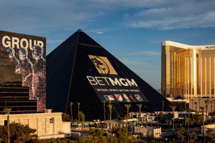 Uma imagem vibrante de um cassino de Las Vegas à noite, com luzes brilhantes e o logotipo da BetMGM sutilmente integrado.