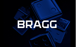 Imagem de um escritório com cadeiras vazias e caixas de papelão simbolizando demissões na Bragg Gaming.