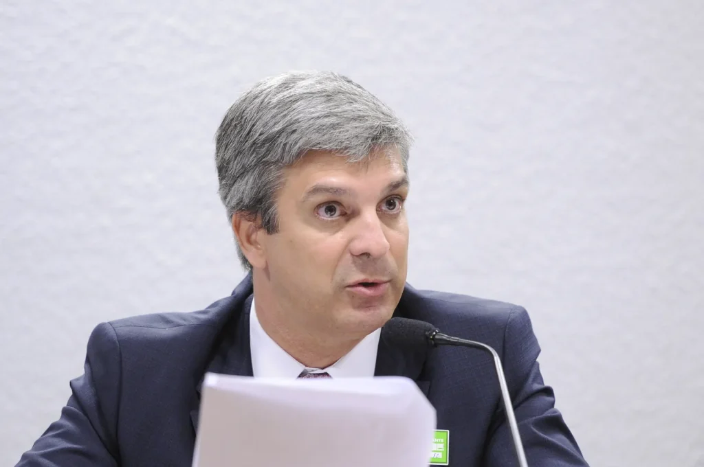 Símbolo da justiça em balança, representando a ação judicial contra a Blaze e a menção à influenciadora Virgínia Fonseca