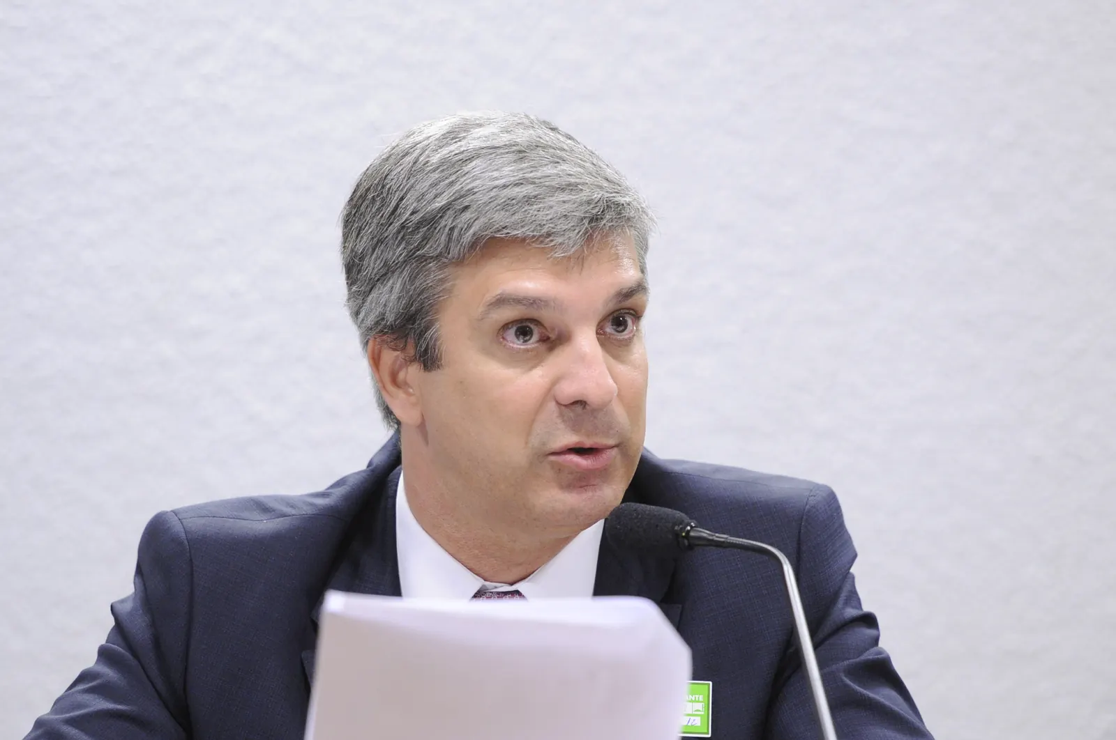 Símbolo da justiça em balança, representando a ação judicial contra a Blaze e a menção à influenciadora Virgínia Fonseca