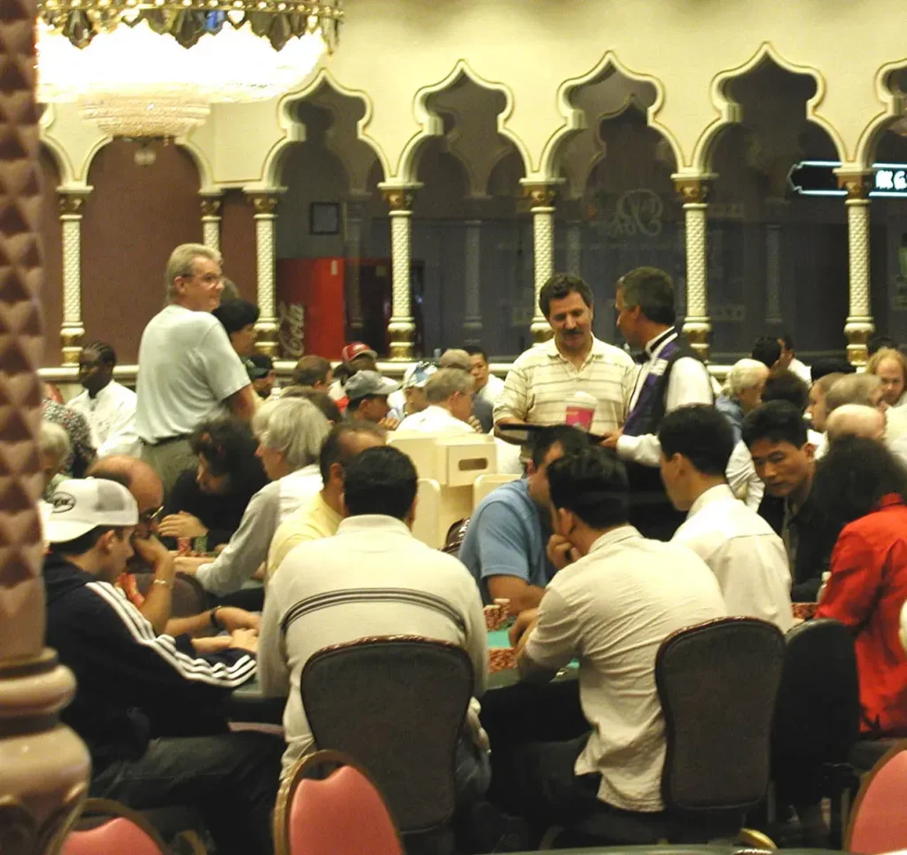 Neymar concentrado em uma mesa de poker durante um torneio em São Paulo