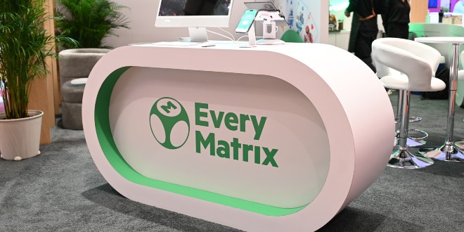 Logo da EveryMatrix e Betcenter, representando a parceria em sportsbook omnichannel.